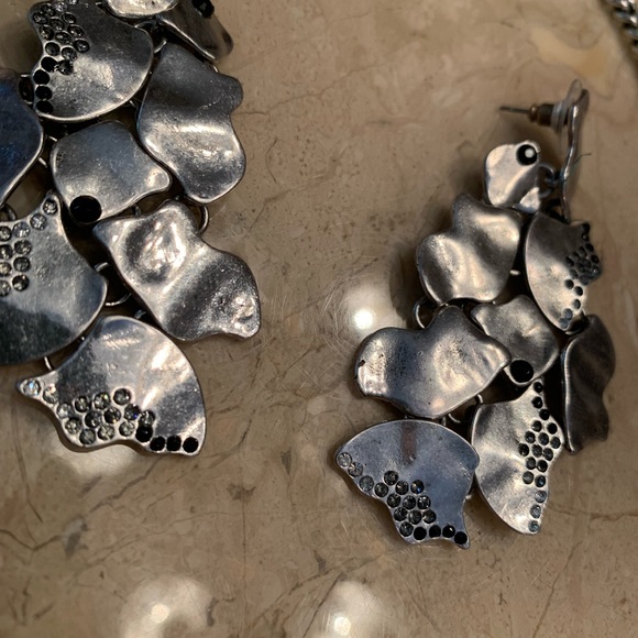 PRICE✂️Jessica Simpson Multi-Hammered Metal Bib Nk/Matching Pierced Earrings - Picture 6 of 7